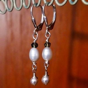 Freshwater pearl dangling earrings